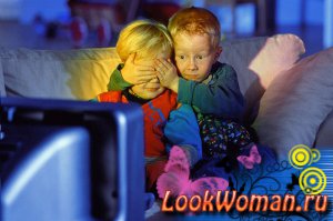Постоянно включенный телевизор в доме вреден для маленьких детей